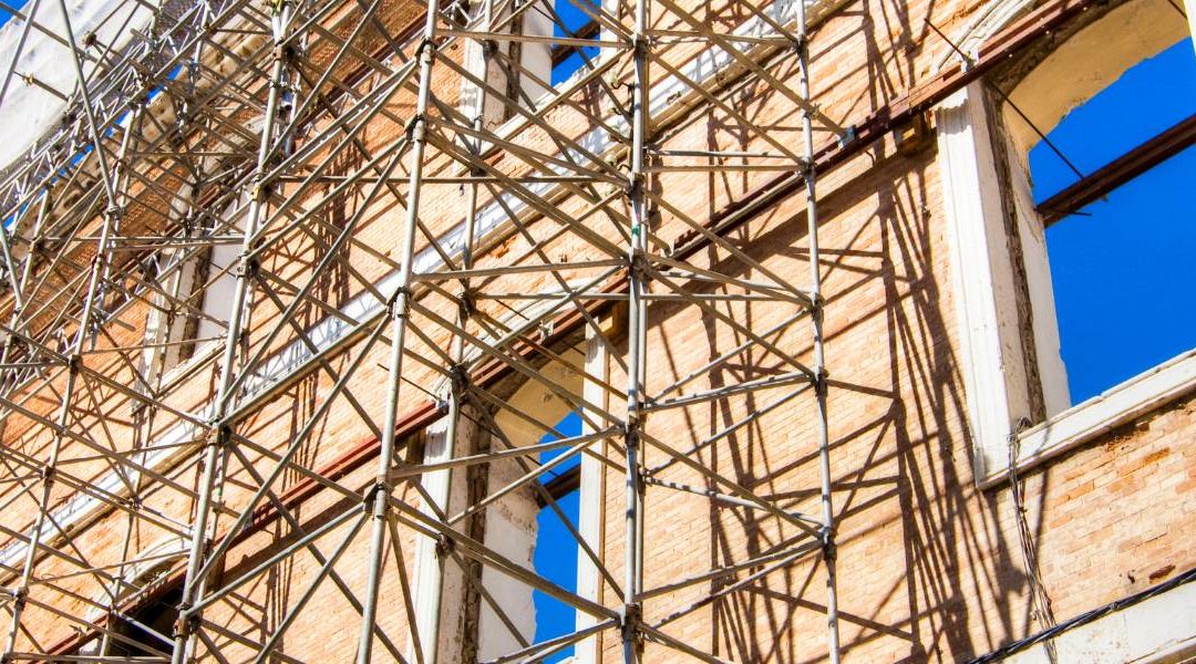 Quelle distance autorisée entre le mur et l’échafaudage ?